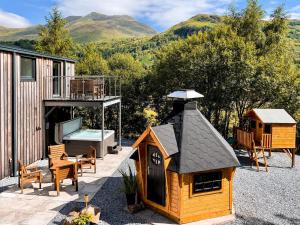 a small dog house with a roof on a patio at 3 Bed in Kinlochleven oc-87130 in Kinlochleven