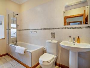 a bathroom with a toilet and a sink and a tub at 3 Bed in Isle Of Arran oc-ca099 in Sliddery +10 photos
