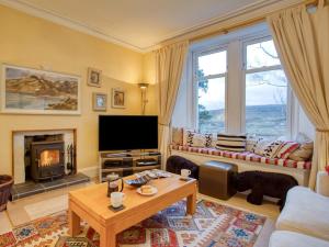 a living room with a couch and a fireplace at 4 Bed in Isle Of Skye oc-ca363 in Glendale