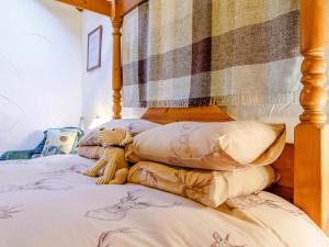 a bedroom with a bed with pillows on it at 1 Bed in Isle Of Skye oc-ca073 in Glendale