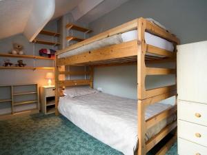 a bedroom with two bunk beds and a desk at 3 Bed in Threlkeld oc-sz421 in Threlkeld