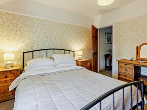 a bedroom with a large bed and a mirror at 2 Bed in Ludlow oc-91422 in Ludlow
