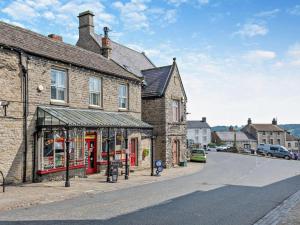 an old brick building on the side of a street at 3 Bed in Middleham oc-78935 in Middleham