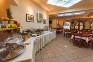 Reštaurácia alebo iné gastronomické zariadenie v ubytovaní Villa Katarina