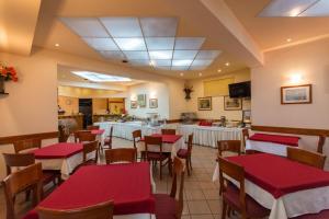 Reštaurácia alebo iné gastronomické zariadenie v ubytovaní Villa Katarina