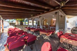 Reštaurácia alebo iné gastronomické zariadenie v ubytovaní Villa Katarina