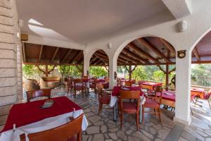 Reštaurácia alebo iné gastronomické zariadenie v ubytovaní Villa Katarina