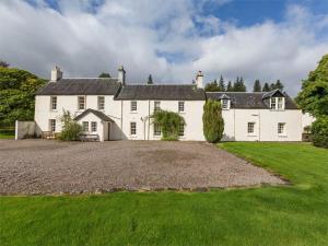 a large white house with a gravel driveway at 6 Bed in Fort William oc-ca139 in Fassfern
