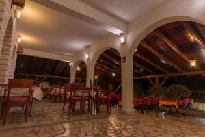 Reštaurácia alebo iné gastronomické zariadenie v ubytovaní Villa Katarina