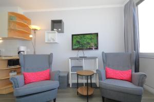 two chairs and a table in a living room at Rüter 57 w in Westerland