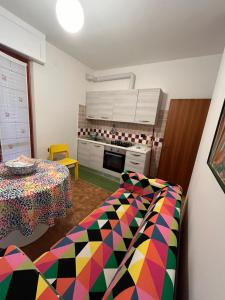 a kitchen with a table and a counter top at casa vacanze da Tony 2 in San Benedetto del Tronto