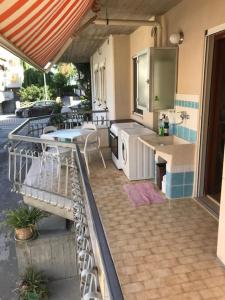 an outdoor balcony with a kitchen and a counter top at casa vacanze da Tony 2 in San Benedetto del Tronto