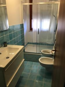 a bathroom with a sink and a toilet and a shower at casa vacanze da Tony 2 in San Benedetto del Tronto