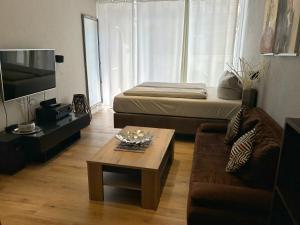 a living room with a bed and a coffee table at Alte Teestube Alte Teestube 57 in Norderney