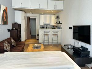 a room with a bed and a living room with a kitchen at Alte Teestube Alte Teestube 57 in Norderney
