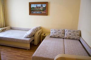 TuymazyにあるОтличная 2-к квартира в Туймазахのベッド2台が備わる部屋、壁に絵が飾られた部屋