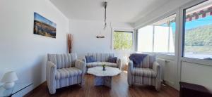 a living room with two chairs and a table at Ferienwohnung Wagner in Neumagen-Dhron