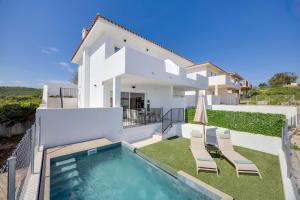 eine Villa mit Swimmingpool und einem Haus in der Unterkunft SUNLIGHT Spain in Manilva