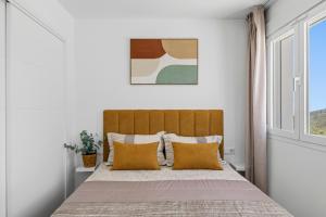 ein Schlafzimmer mit einem großen Bett und gelben Kissen in der Unterkunft SUNLIGHT Spain in Manilva + 32 Fotos