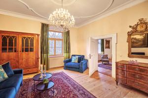 a living room with a couch and a table at Schloss - Schenke Tunzenberg in Mengkofen
