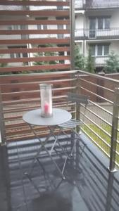 una mesa en un balcón con una vela en Apartament w Toruniu, en Toruń