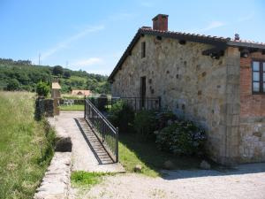 奧瑞那Apartamentos la Roblera的旁边一座石制建筑,有围栏 更多13张照片