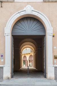 an entrance to a building with an archway at Appartamento Siliprandi in Mantova +5 photos