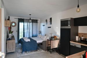 a living room with a bed and a kitchen at Super appartement à lumio in Lumio