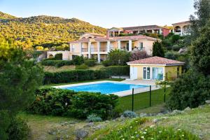 a house with a swimming pool in a yard at Super appartement à lumio in Lumio