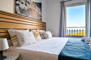 a bedroom with a large bed with a large window at Super appartement à lumio in Lumio