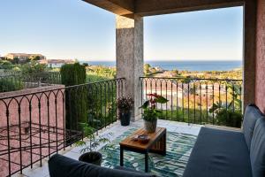 a balcony with a view of the ocean at Super appartement à lumio in Lumio