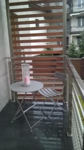 una mesa en un balcón con una vela en Apartament w Toruniu, en Toruń