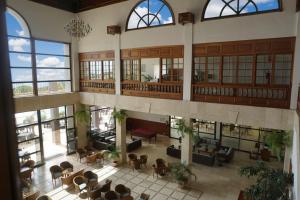 an overhead view of a lobby with tables and chairs at Hotel-Apartamento Las Olas in Los Cancajos