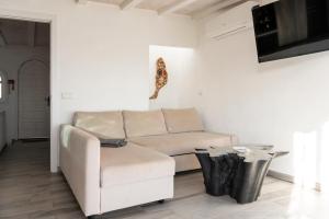 a living room with a couch and a table at "El Ático Bonito"-Penthaus-Whirlpool-Atlantikblick in Las Playitas
