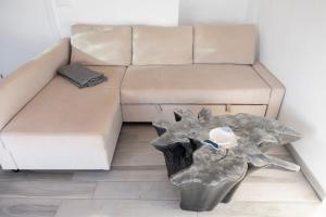 a living room with a couch and a table at "El Ático Bonito"-Penthaus-Whirlpool-Atlantikblick in Las Playitas