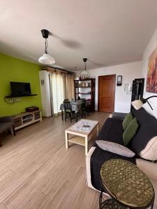 a living room with a couch and a table at La Majorera Luminoso apartamento de 3 dormitorios en Puerto del Rosario in Puerto del Rosario