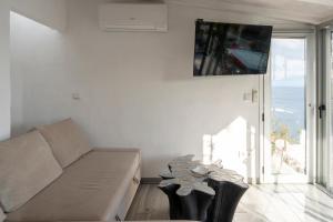 a living room with a couch and a view of the ocean at "El Ático Bonito"-Penthaus-Whirlpool-Atlantikblick in Las Playitas +105 photos
