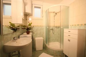Kúpeľňa v ubytovaní Apartments Beverly + 30 fotografií