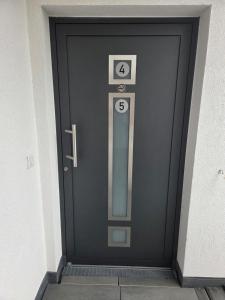 a black door with the number six on it at Neues Ruhrtal Apartment 4 mit Balkon in Wickede (Ruhr)