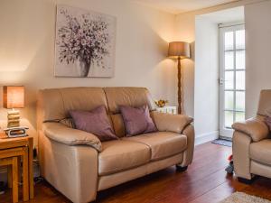 ein Wohnzimmer mit Sofa und Tisch in der Unterkunft Ardvar in Crail