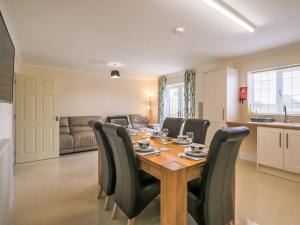a dining room with a table and chairs at 1 Dawson Court - Uk33410 in Mablethorpe