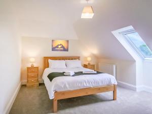 a bedroom with a bed and a window at 4 Dawson Court - Uk33414 in Mablethorpe
