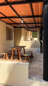 a picnic table under a roof in a skate park at Pousada e Camping Carrion in Itu