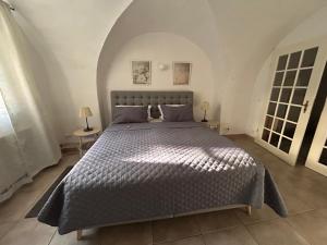 a bedroom with a large bed in a room at Ferienwohnung Paulick I Zentrales Altstadt Apartment I Garten Terrasse Grill I 2 Schlafzimmer in Bautzen