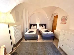 a bedroom with two beds and a lamp at Ferienwohnung Paulick I Zentrales Altstadt Apartment I Garten Terrasse Grill I 2 Schlafzimmer in Bautzen