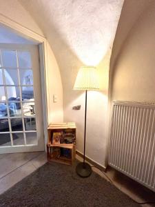 a floor lamp in a room with a window at Ferienwohnung Paulick I Zentrales Altstadt Apartment I Garten Terrasse Grill I 2 Schlafzimmer in Bautzen +20 photos