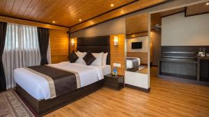 a hotel room with a large bed and a mirror at Sumitel Shangrila in Tādong +47 photos