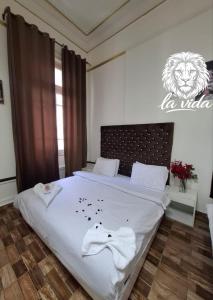 a bedroom with a bed with a lion sign on the wall at Lavida ve lv et in Cairo
