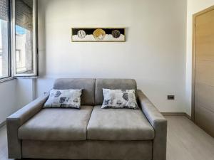 ein Sofa im Wohnzimmer mit zwei Kissen darauf in der Unterkunft Corte Dolia in Dolianova + 43 Fotos