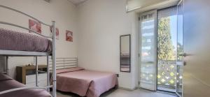 ein Schlafzimmer mit zwei Etagenbetten und einem Fenster in der Unterkunft Corte Dolia in Dolianova